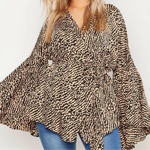 NWOT boohoo abstract print top with statement sleeves